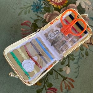 Sewing notion kit for travel with kiss lock